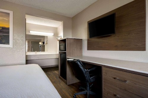 Days Inn by Wyndham Fresno South - image 17