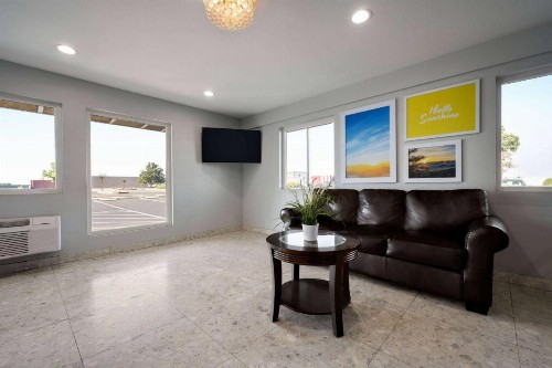 Days Inn by Wyndham Fresno South - image 4