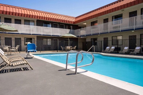 Days Inn by Wyndham Fresno South - image 7