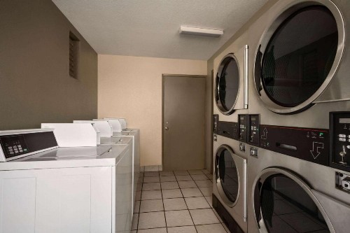 Days Inn by Wyndham Fresno South - image 9