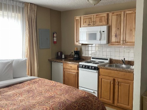 Snowshoe Motel - image 10