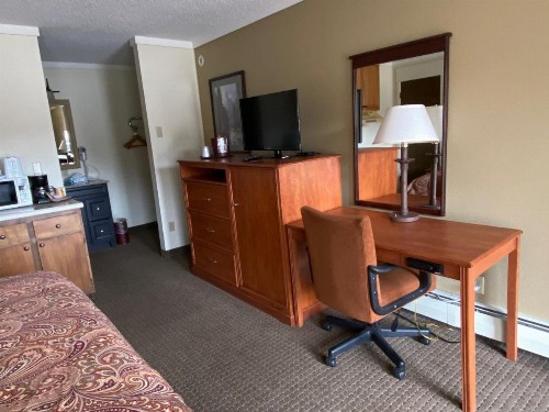 Snowshoe Motel - image 13