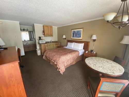 Snowshoe Motel - image 20