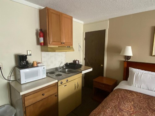Snowshoe Motel - image 21