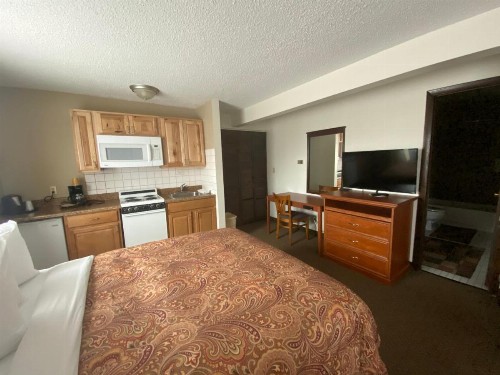 Snowshoe Motel - image 48