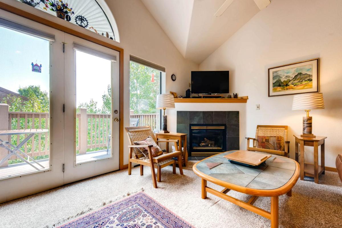 Three-Bedroom Townhome 807B at Lake Point Court - image 6