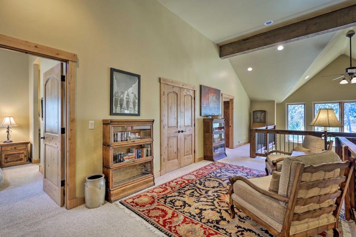 The Bells Luxe Lodge with Game Room Deck Fireplace - image 7
