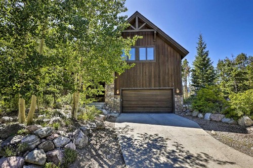 The Bells Luxe Lodge with Game Room Deck Fireplace - image 8