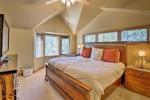 The Bells Luxe Lodge with Game Room Deck Fireplace - image 9