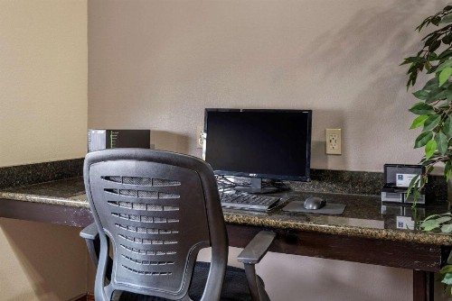 Comfort Inn & Suites - image 17