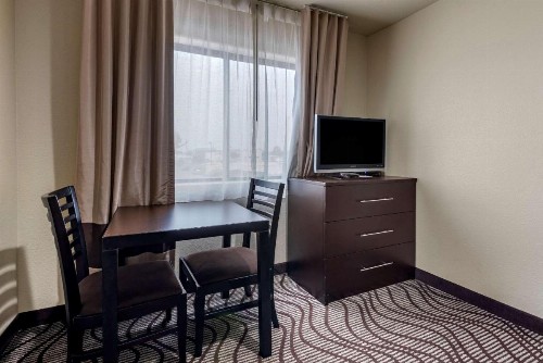 Comfort Inn & Suites - image 3
