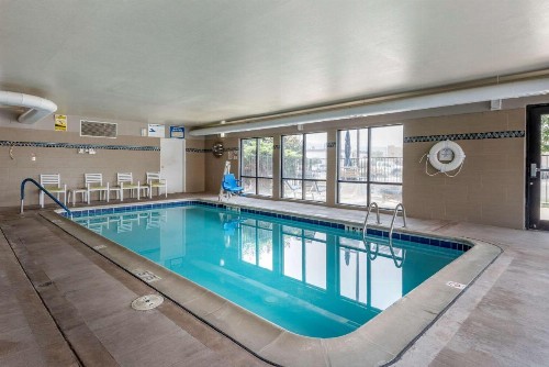 Comfort Inn & Suites - image 4