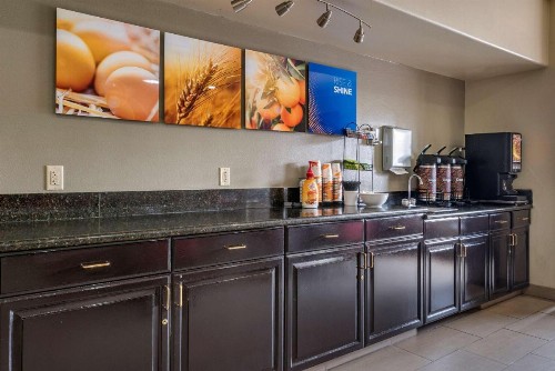 Comfort Inn & Suites - image 6