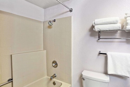 Days Inn & Suites by Wyndham Fullerton - image 24