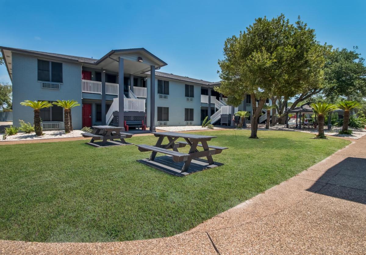 Econo Lodge Inn & Suites Fulton Rockport - main image