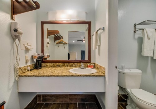Econo Lodge Inn & Suites Fulton Rockport - image 12