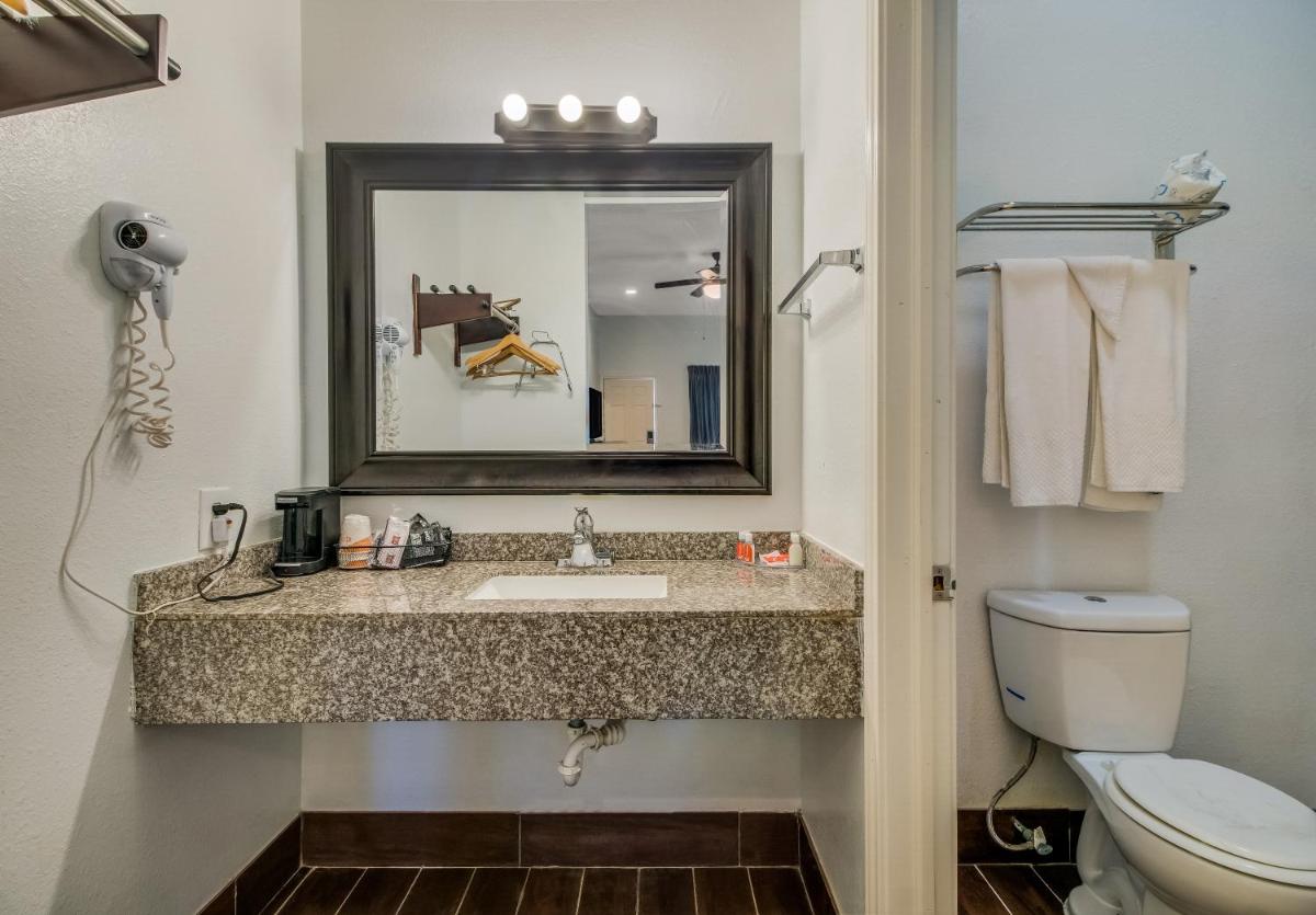 Econo Lodge Inn & Suites Fulton Rockport - image 2