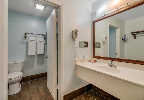 Econo Lodge Inn & Suites Fulton Rockport - image 26