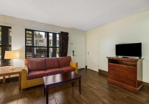 Econo Lodge Inn & Suites Fulton Rockport - image 33