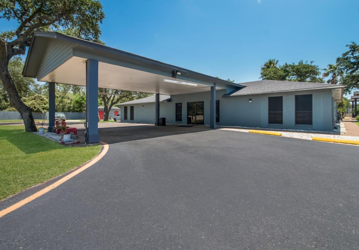 Econo Lodge Inn & Suites Fulton Rockport - image 4