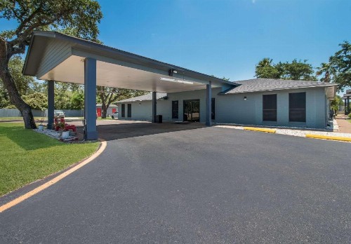 Econo Lodge Inn & Suites Fulton Rockport - image 40
