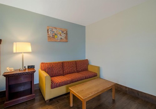 Econo Lodge Inn & Suites Fulton Rockport - image 46