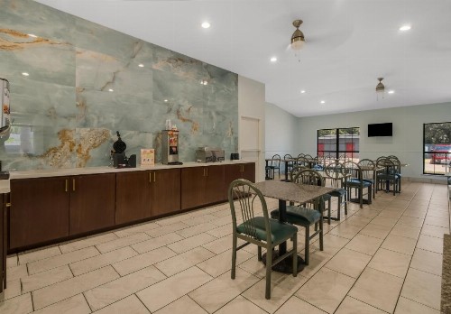 Econo Lodge Inn & Suites Fulton Rockport - image 47