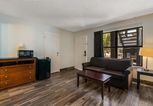 Econo Lodge Inn & Suites Fulton Rockport - image 48