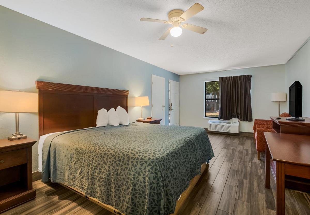 Econo Lodge Inn & Suites Fulton Rockport - image 5