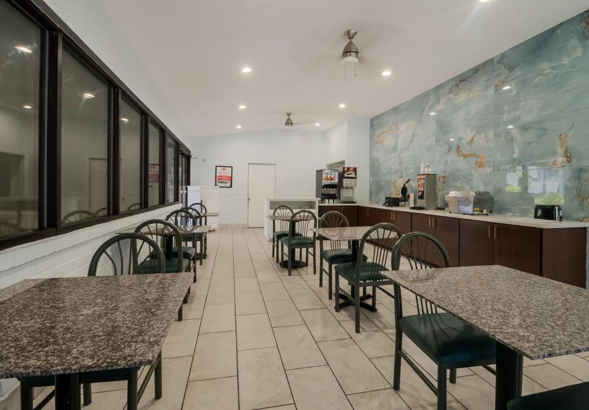 Econo Lodge Inn & Suites Fulton Rockport - image 6