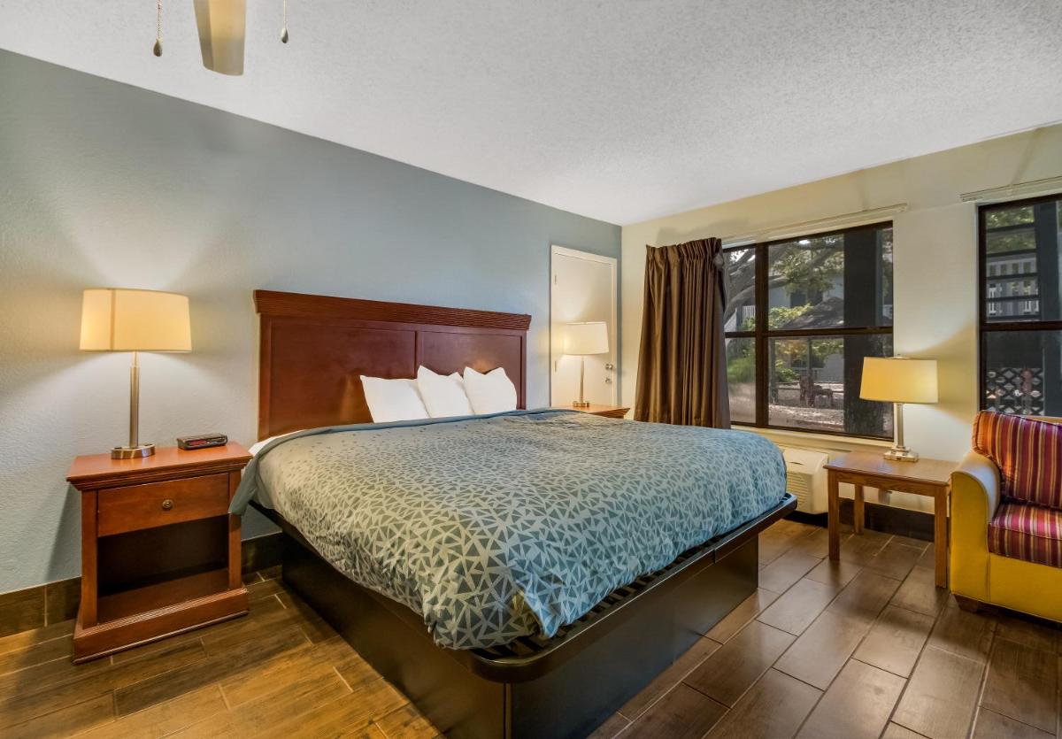 Econo Lodge Inn & Suites Fulton Rockport - image 7