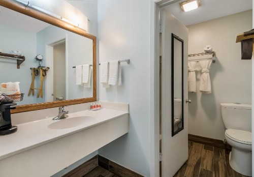 Econo Lodge Inn & Suites Fulton Rockport - image 8