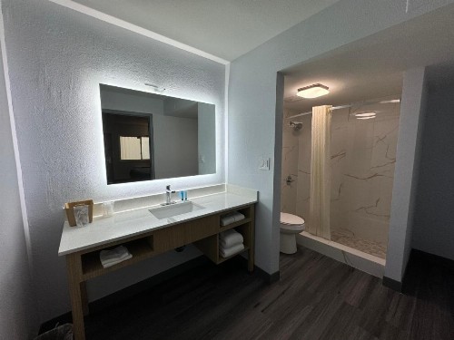 Econo Lodge University - image 10