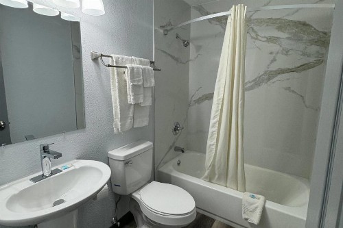 Econo Lodge University - image 11