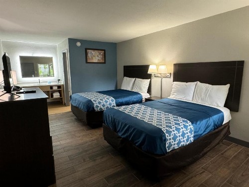 Econo Lodge University - image 13