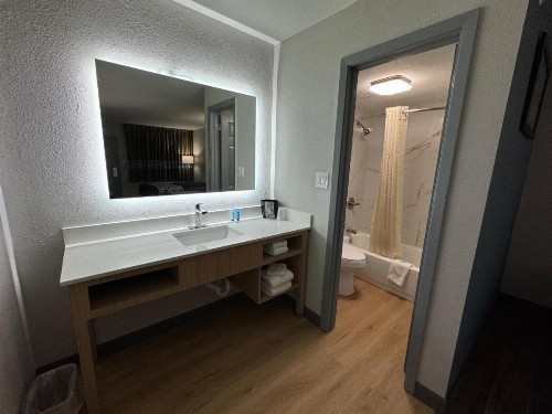 Econo Lodge University - image 4