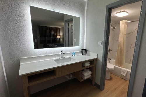 Econo Lodge University - image 9