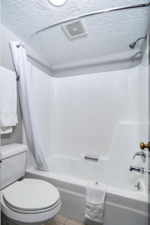 GatorTown Inn - image 16