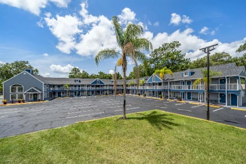 GatorTown Inn - image 2