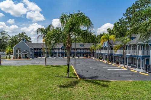 GatorTown Inn - image 3