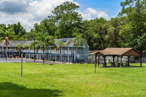 GatorTown Inn - image 4