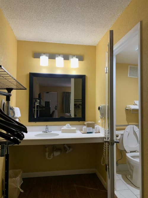 Quality Inn University - image 15