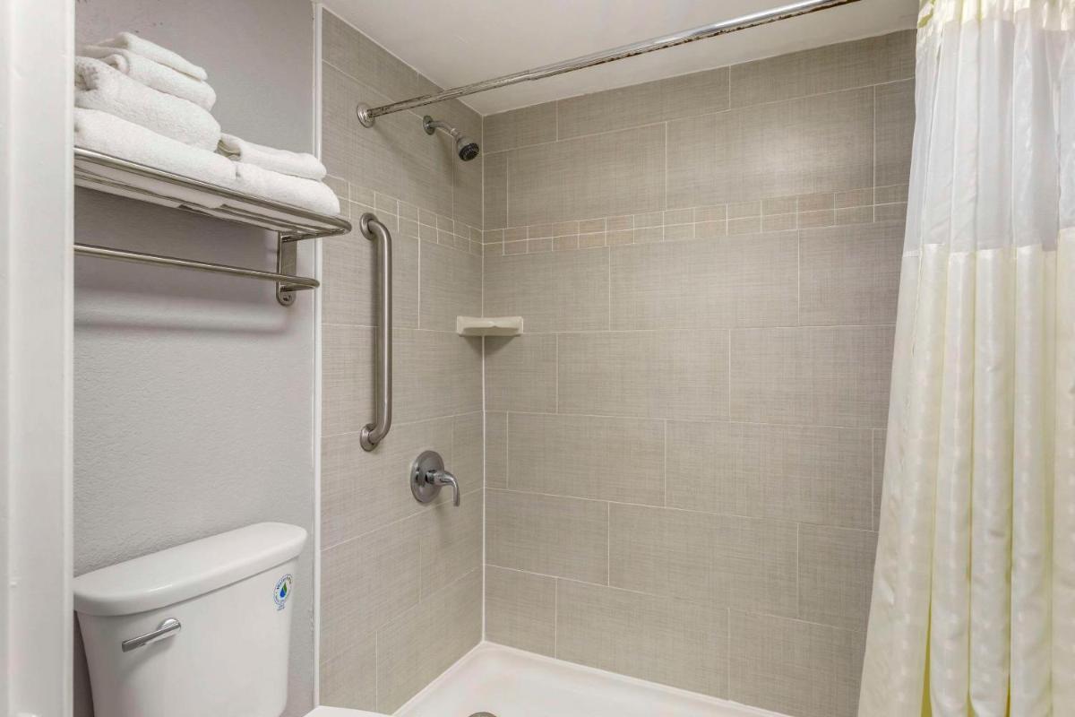 Quality Inn University - image 3