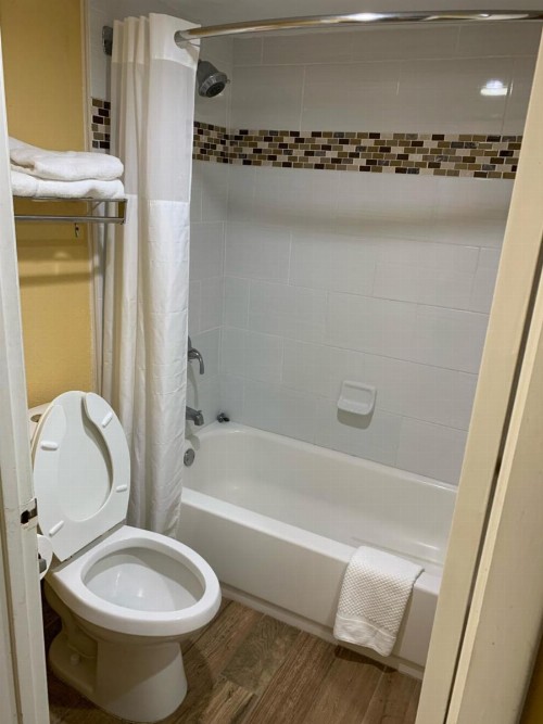 Quality Inn University - image 30