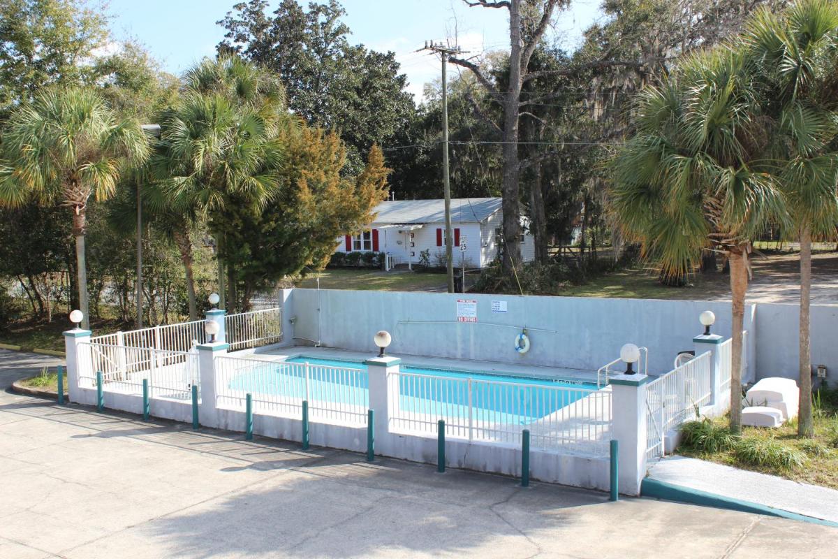 Travelers Inn Gainesville - image 3