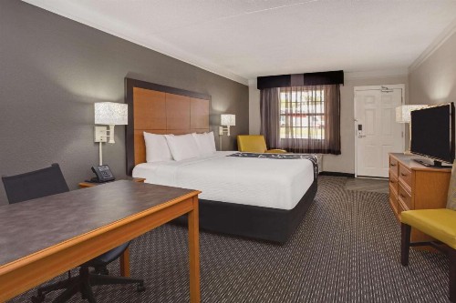 Days Inn by Wyndham Gainesville Florida - image 10