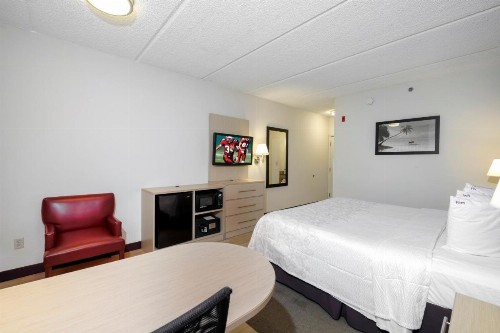 Red Roof Inn PLUS + Gainesville - image 5