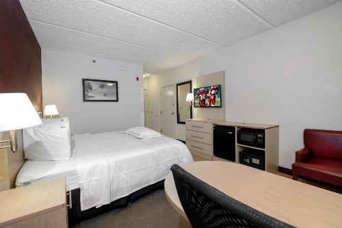 Red Roof Inn PLUS + Gainesville - image 6