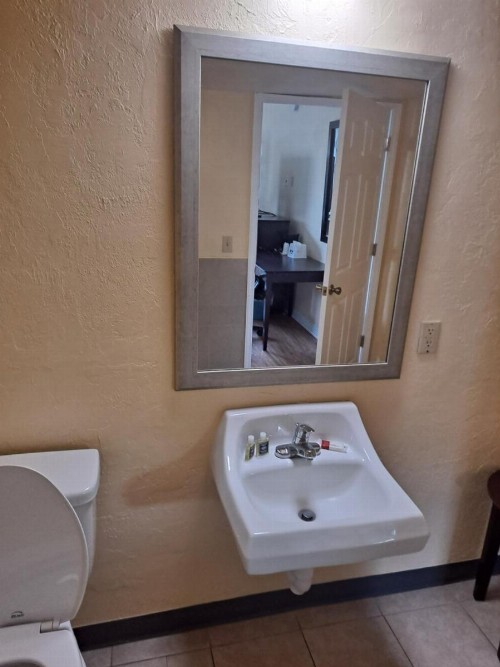 Days Inn by Wyndham Gainesville University - image 4