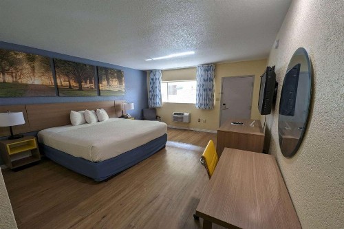 Days Inn by Wyndham Gainesville University - image 9